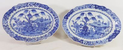 null CHINE - Epoque Qianlong (1736-1795).

Paire de plats en porcelaine de forme...