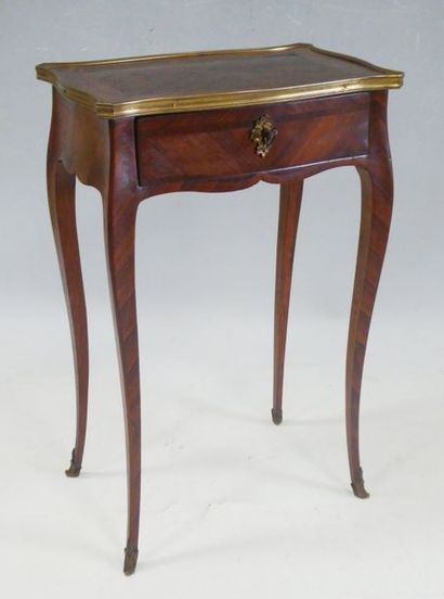 null PETITE TABLE de style Louis XV en bois de placage à plateau chantourné ouvrant...