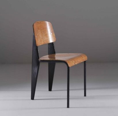 Jean Prouvé, Un modèle standard de chaise en métal laqué et contreplaqué cintré.... Gazette Drouot