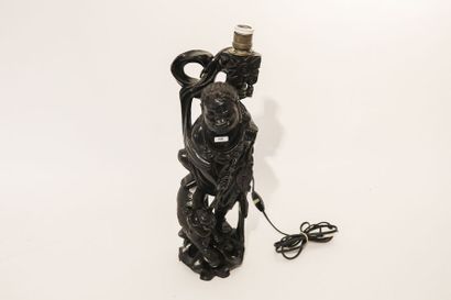 CHINE Pied de lampe au magot, XXe, bois sculpté à patine noire, h. 50 cm [fentes...