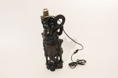 CHINE Pied de lampe au magot, XXe, bois sculpté à patine noire, h. 50 cm [fentes...