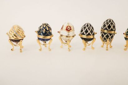 null Collection de neuf œufs miniatures dans le goût de Fabergé, avec documents et...