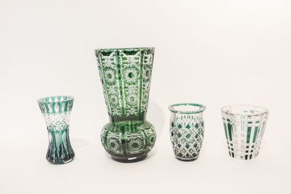 VAL-SAINT-LAMBERT Quatre vases, XXe, cristal taillé doublé émeraude, trois avec marque...