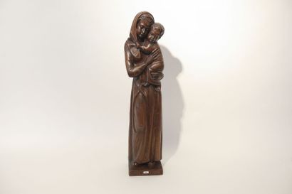 null "Vierge à l'Enfant", XXe, chêne patiné sculpté, h. 80 cm.