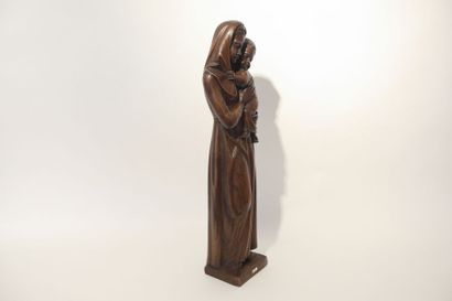 null "Vierge à l'Enfant", XXe, chêne patiné sculpté, h. 80 cm.