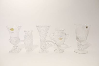 VAL-SAINT-LAMBERT Cinq vases, XXe, cristal incolore taillé ou gravé et verre travaillé...