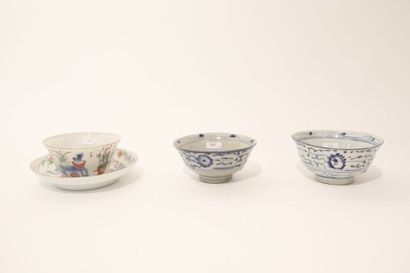 CHINE DU SUD Deux bols de type Swatow à décors bleu et blanc, dynastie Qing / XIXe,...