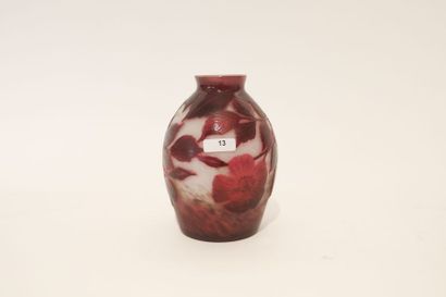 DAUM - Nancy Petit vase ovoïde, début XXe, verre multicouche à décor floral taillé...