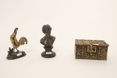 null Trois objets, fin XIXe, bronze patiné :

- ÉCOLE FRANÇAISE, "Vénus en buste...
