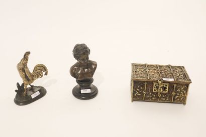 null Trois objets, fin XIXe, bronze patiné :

- ÉCOLE FRANÇAISE, "Vénus en buste...