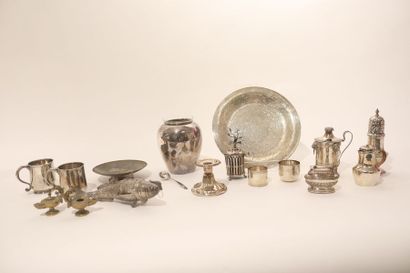 null Lot d'argenterie, XIX-XXe, principalement en métal argenté, dix-huit pièces...