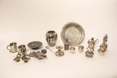 null Lot d'argenterie, XIX-XXe, principalement en métal argenté, dix-huit pièces...
