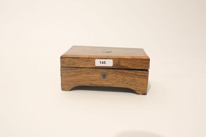 France Petite boîte à musique, fin XIXe, bois, étiquette au revers, l. 13 cm [usures,...