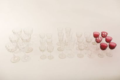 null Parties de service de verres en cristal taillé, quatre-vingts pièces.