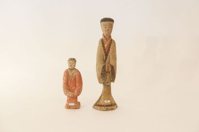 CHINE "Dames de cour Han", deux statuettes funéraires (mingqi) en terre cuite polychromée...