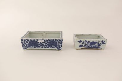CHINE Deux petites jardinières rectangulaires à décors floraux bleu et blanc, dynastie...