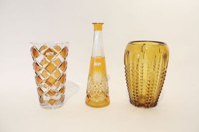 VAL-SAINT-LAMBERT Vase et carafe, XXe, cristal taillé doublé ambre, h. 25 cm et 32,5...