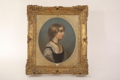 ECOLE FRANCAISE "Jeune Fille de profil", XIXe, pastel sur papier (?), 43,5x35,5 cm...