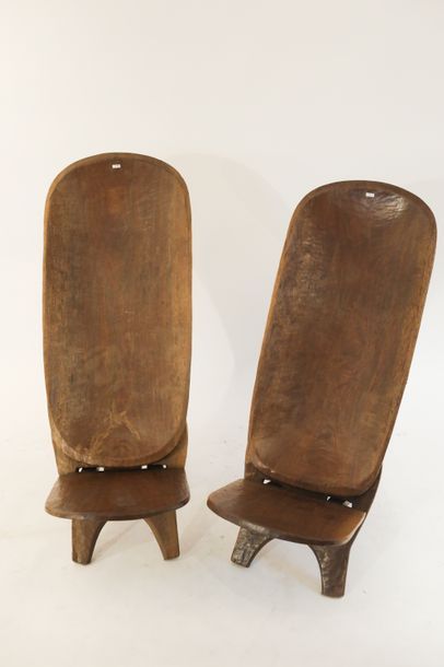 ART TRIBAL Paire de sièges au gecko, XXe, bois sculpté, h. 102,5 cm et 97,5 cm [légères...