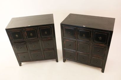 CHINE Paire de petits meubles-cabinets à neuf tiroirs, XXe, bois laqué à patine d'usage,...