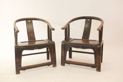 CHINE Paire de fauteuils bas en fer à cheval, XXe, bois à patine d'usage, h. 67 cm,...