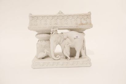 null Jardinière au portique hindou animé, XXe, biscuit de porcelaine, l. 27 cm.
