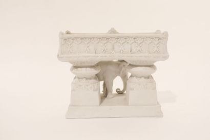null Jardinière au portique hindou animé, XXe, biscuit de porcelaine, l. 27 cm.