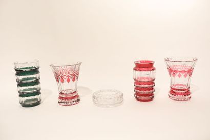 VAL-SAINT-LAMBERT Quatre vases, XXe, cristal taillé doublé rubis (trois) et émeraude...