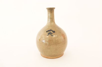 JAPON Vase-bouteille orné d'idéogrammes, ère Meiji / circa 1900, grès porcelaineux...