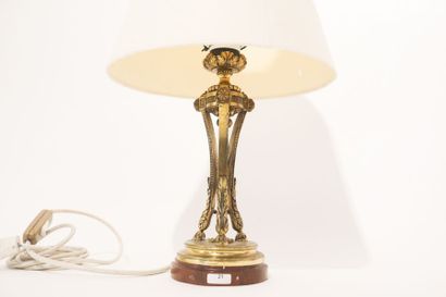 null Flambeau en athénienne monté en lampe, circa 1900, bronze doré, contresocle...
