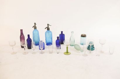 null Varia de verrerie dont amusante collection de flacons, bouteilles à eau de Seltz,...