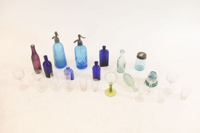 null Varia de verrerie dont amusante collection de flacons, bouteilles à eau de Seltz,...