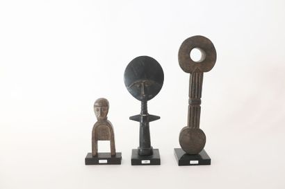 ART TRIBAL Trois objets, XXe, bois sculpté, montés sur socle :

- poupée de fertilité...