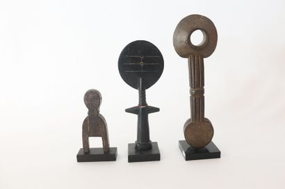 ART TRIBAL Trois objets, XXe, bois sculpté, montés sur socle :

- poupée de fertilité...