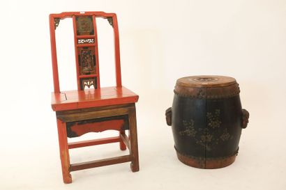 CHINE Chaise dite de fumeur, tiroir latéral, dynastie Qing / circa 1900, bois laqué...