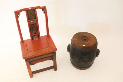 CHINE Chaise dite de fumeur, tiroir latéral, dynastie Qing / circa 1900, bois laqué...