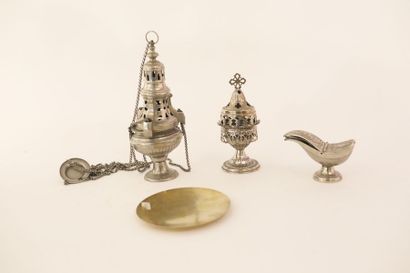 null Objets liturgiques, XIX-XXe, métal, quatre pièces (encensoir, navette, custode...
