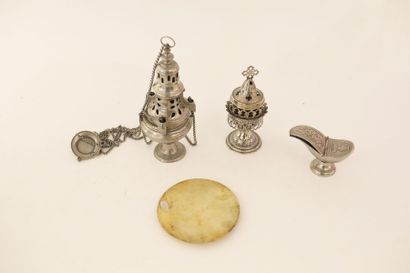 null Objets liturgiques, XIX-XXe, métal, quatre pièces (encensoir, navette, custode...