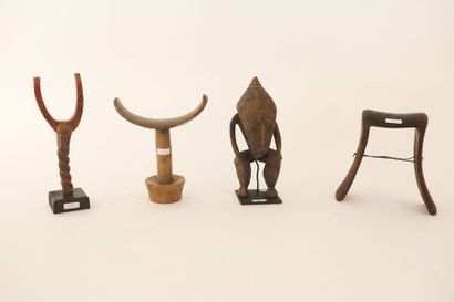 ART TRIBAL Quatre objets, XXe, bois sculpté :

- figure d'ancêtre à patine croûteuse...