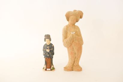 CHINE "Dames de cour Tang", deux statuettes funéraires (mingqi) en terre cuite, la...