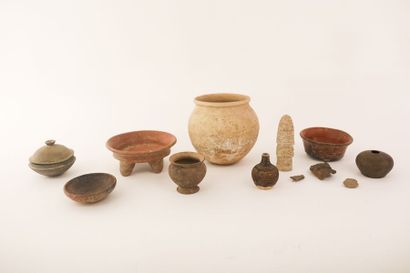 null Beau lot d'objets archéologiques, principalement en terre cuite, douze pièces...