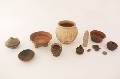 null Beau lot d'objets archéologiques, principalement en terre cuite, douze pièces...