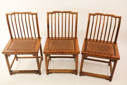 CHINE Suite de huit chaises, XXe, bois, assise nattée, h. 88 cm [usures].