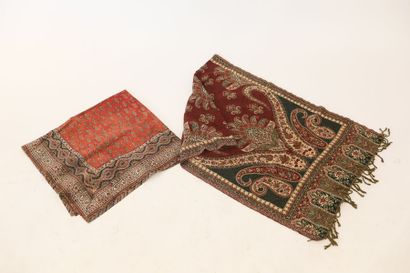 null Deux textiles (nappe et châle) à motifs cachemires, l. 110 cm et 210 cm env....