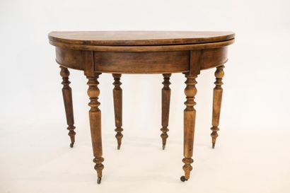 null Table en console demi-lune, pieds à roulettes, XIXe, chêne patiné, 76,5x110x54...