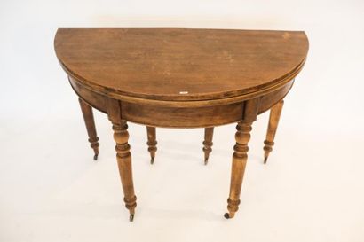 null Table en console demi-lune, pieds à roulettes, XIXe, chêne patiné, 76,5x110x54...