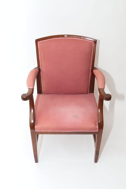 CHINE Large fauteuil dans le goût européen, début XXe, bois verni, h. 105,5 cm, l....
