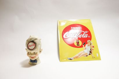 Coca-Cola Tirelire, XXe, fonte laquée, h. 20 cm [altérations] ; on y joint un plaque...