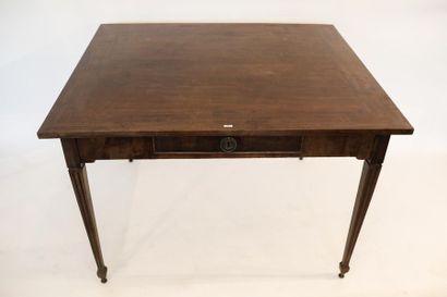 null Table rectangulaire de style Louis XVI, tiroir en ceinture, fin XIXe, bois patiné,...