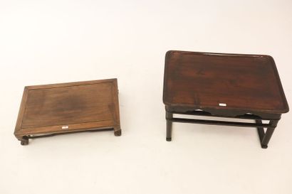EXTRÊME-ORIENT Deux petites tables de lettré, début XXe, bois mouluré et sculpté...